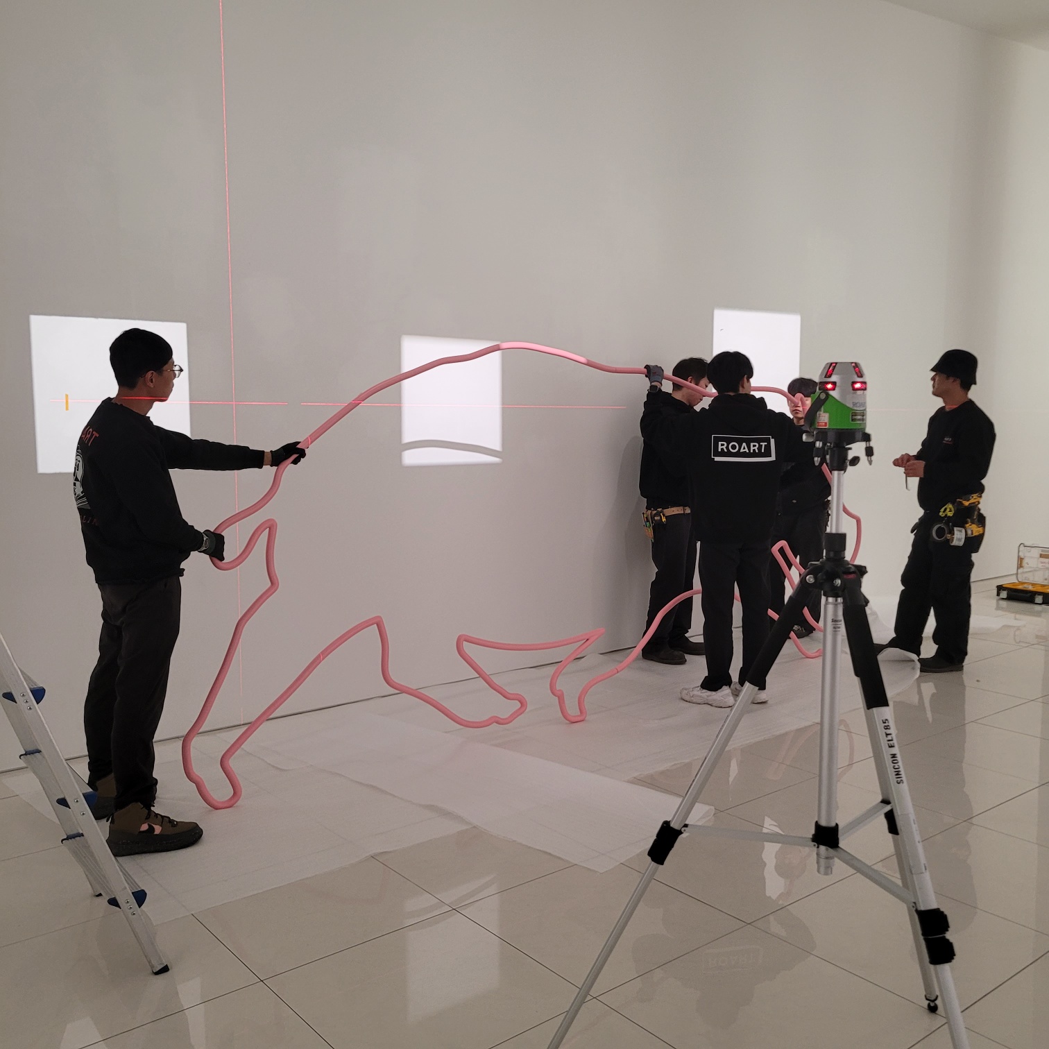 화이트스톤갤러리 전시 설치 _ Florentijn Hofman 