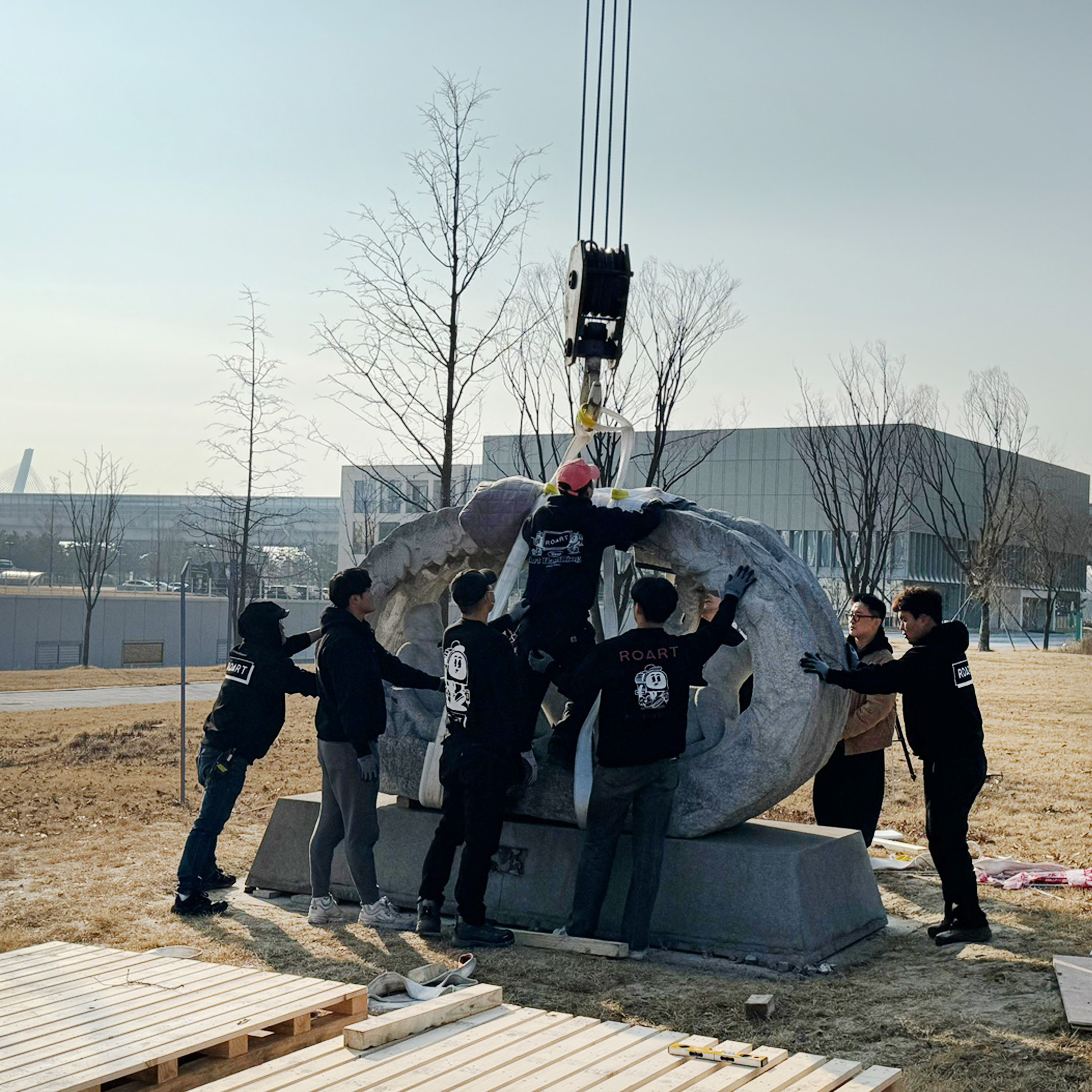 하나은행 _ 대형 조형물 이동 작업